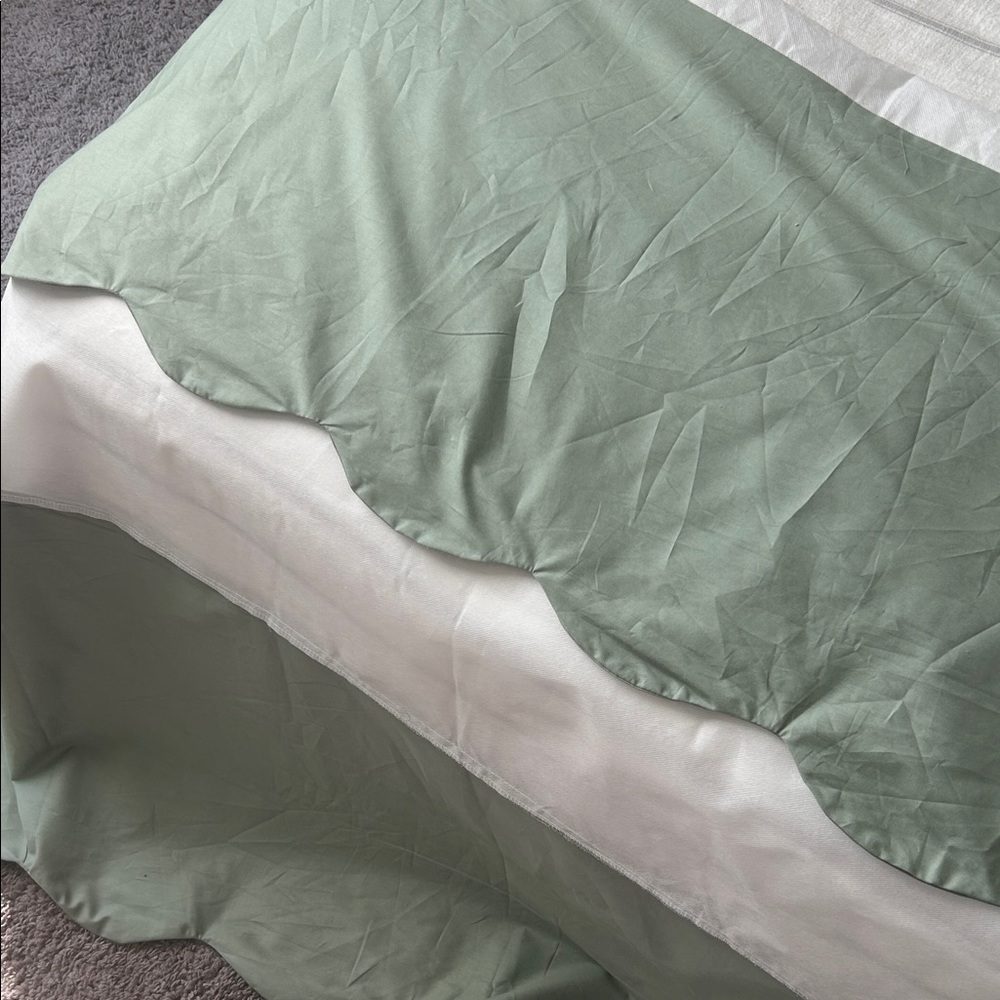 Crib skirt with scalloped detail